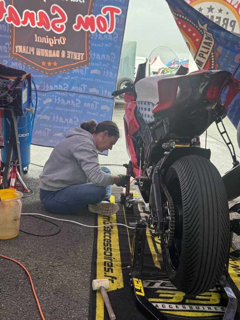 Intervention sur la moto numéro 78 de Sébastien Chavanon en Ultimate Cup 600