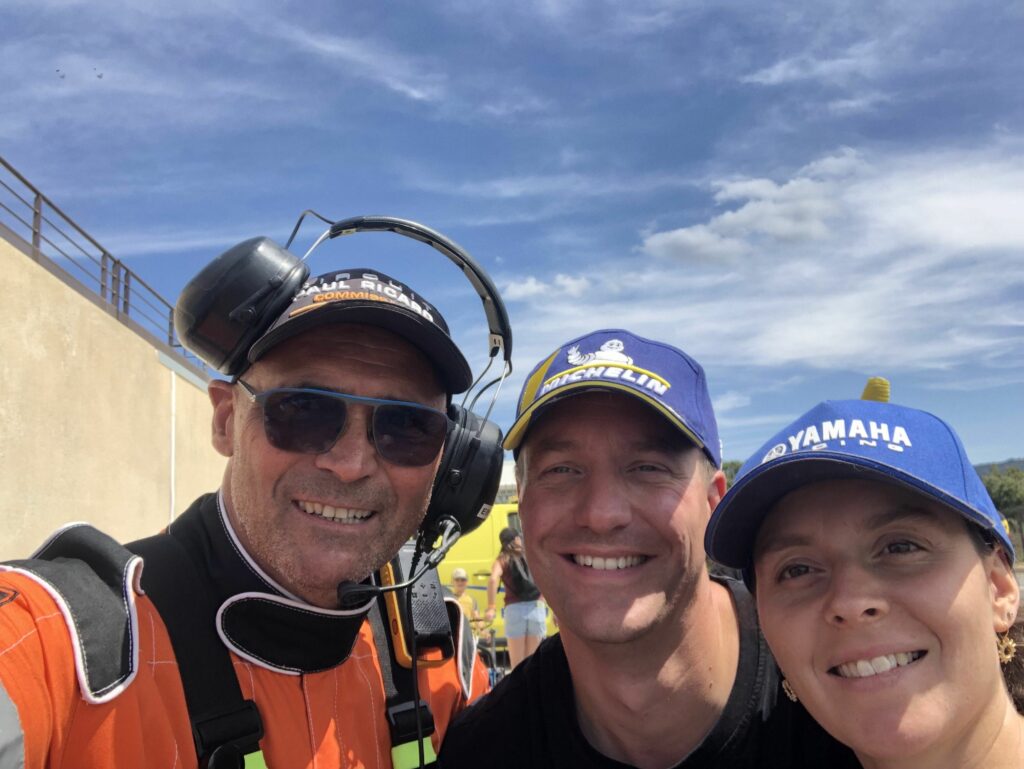 Portrait de groupe dans les paddocks de Ultimate Cup 600 avec Sebastien Chavanon