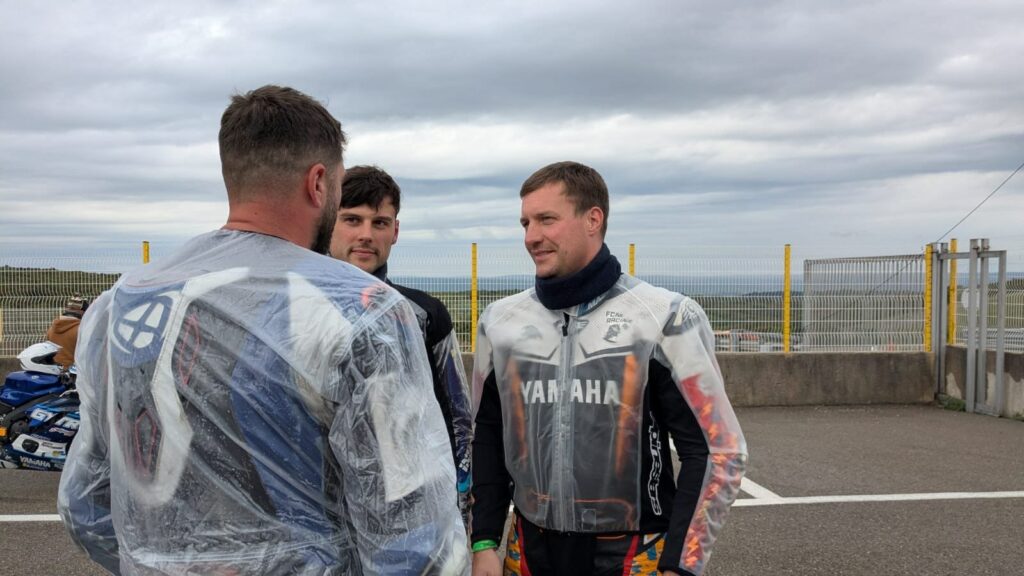 Portrait de Sebastien Chavanon en discussion avec des pilotes de Ultimate Cup 600 Vigeant 2025