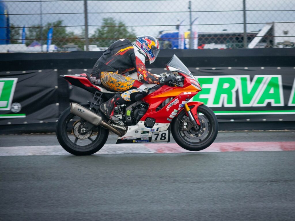 Pilote Sébastien Chavanon accélérant avec sa Yamaha R6 lors d’une course Ultimate Cup 600