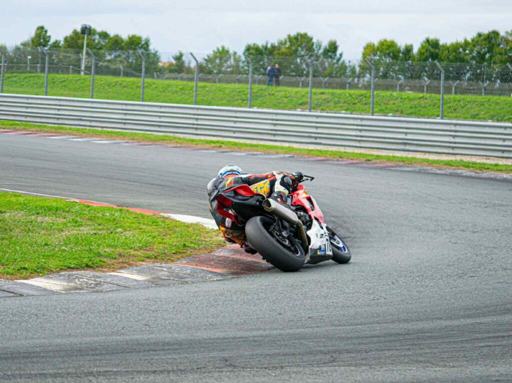 Sébastien Chavanon de dos dans un virage en Ultimate Cup sur sa Yamaha R6