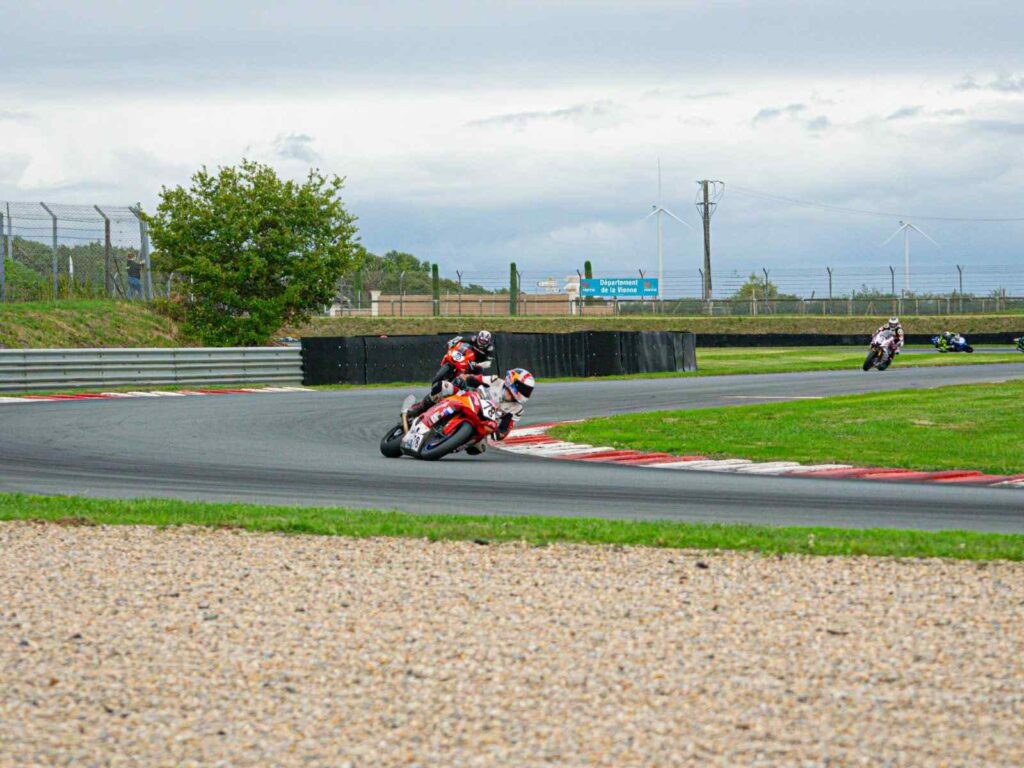 Moto n°78 Sébastien Chavanon en plein virage en Ultimate Cup 600
