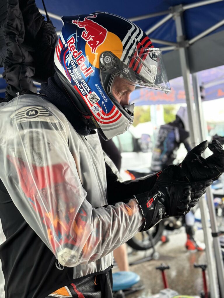 Pilote moto Sébastien Chavanon en préparation avant un départ sous la pluie