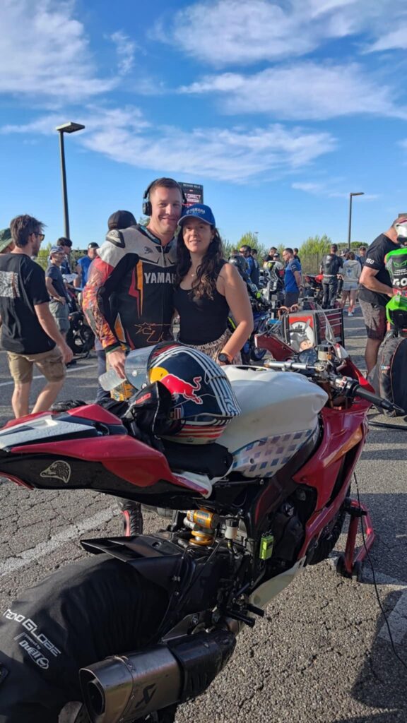 Sébastien Chavanon et sa femme à coté de sa moto 78 en Ultimate Cup 600