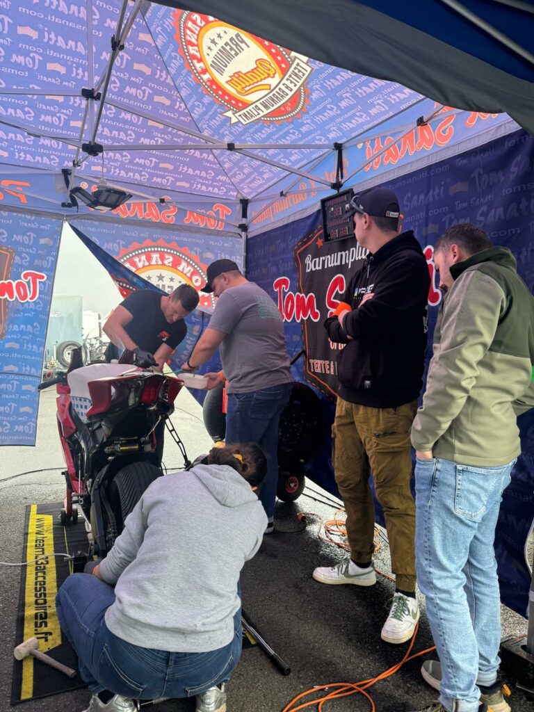 Sébastien Chavanon en train d'intervenir sur sa moto en Ultimate Cup 600