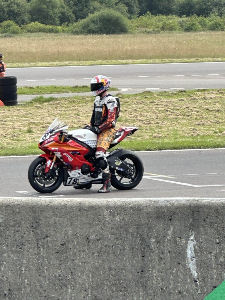 Sébastien Chavanon et sa Yamaha R6 positionnés sur la grille en Ultimate Cup 600