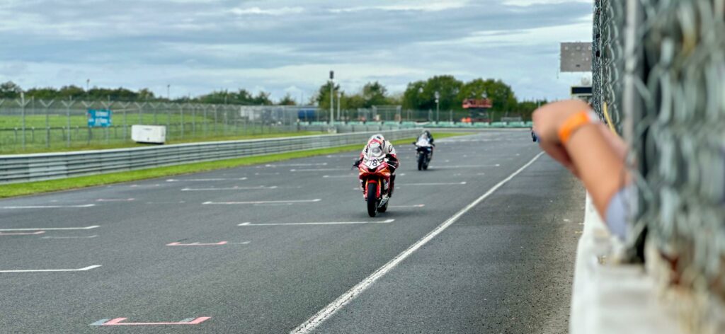 Sébastien Chavanon sur la ligne d’arrivée en course de Ultimate Cup 600 sur sa Yamaha R6