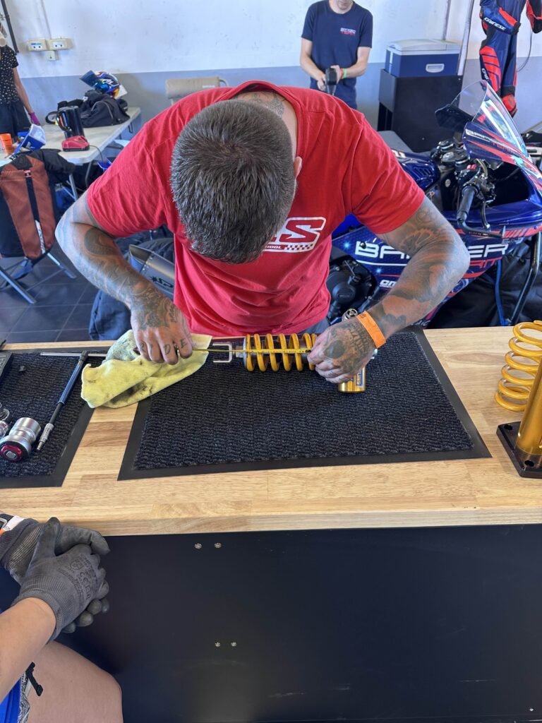 Stephen de SPM Préparation travaille sur la moto 78 de Sébastien Chavanon
