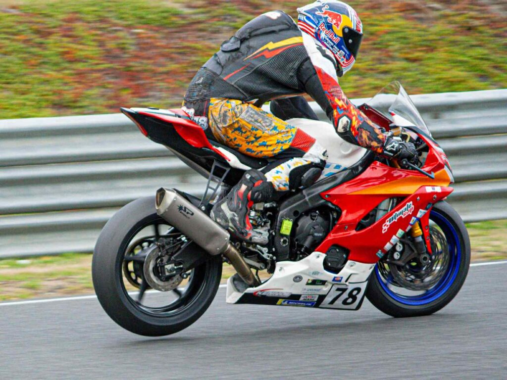 Sébastien Chavanon en léger stoppie avec sa Yamaha R6 en Ultimate Cup 600