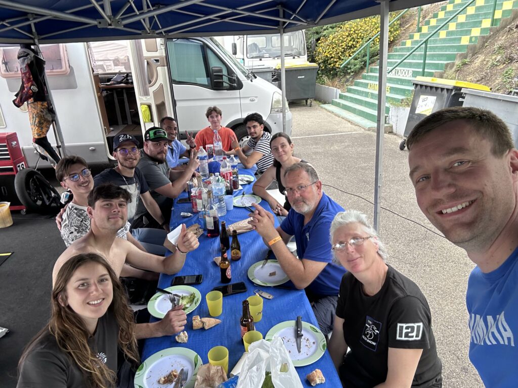 Repas pour le Team autours de Sébastien Chavanon en Ultimate Cup 600
