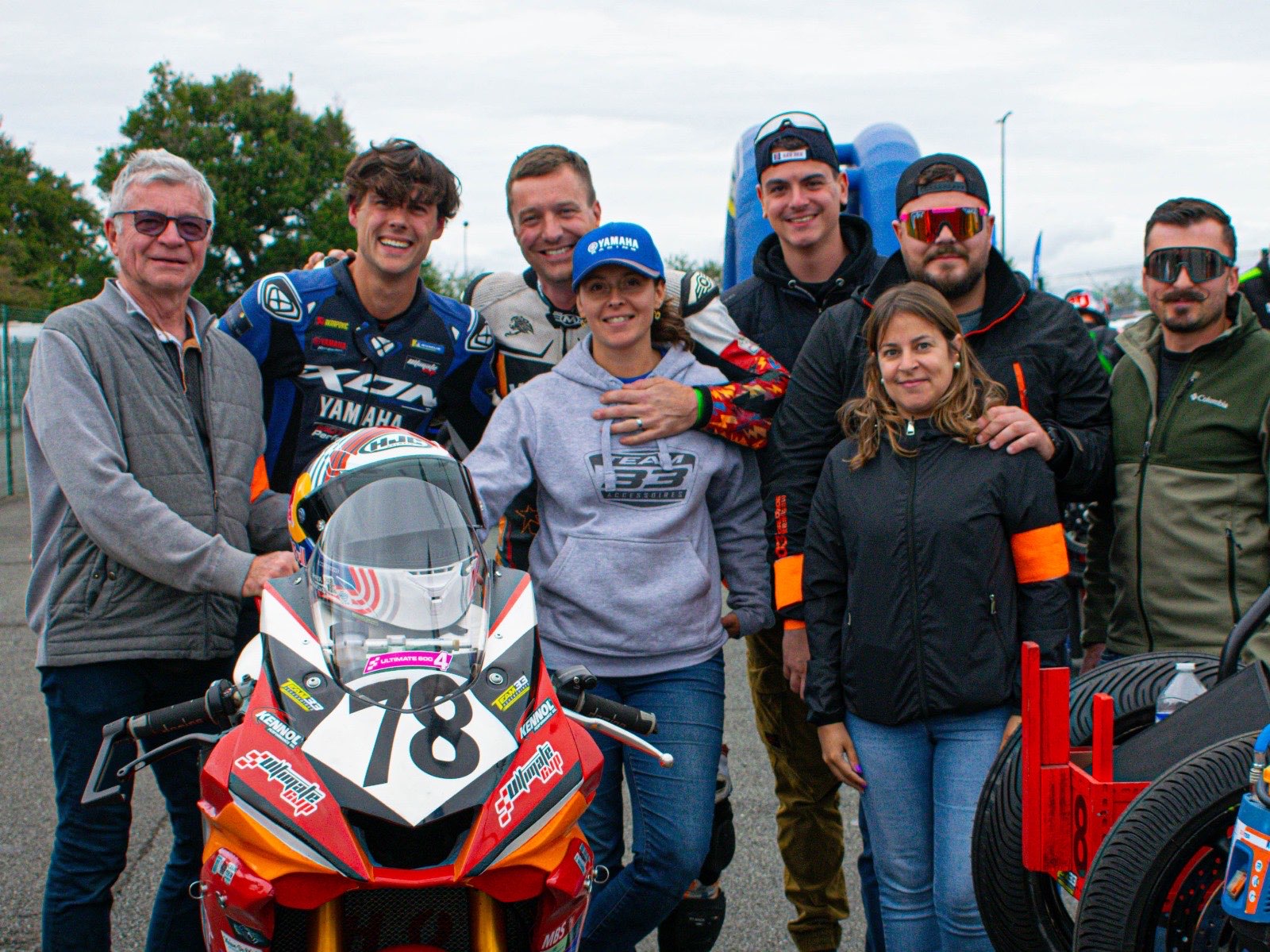 Team autours de Sébastien Chavanon Ultimate Cup 600 et sa moto 78